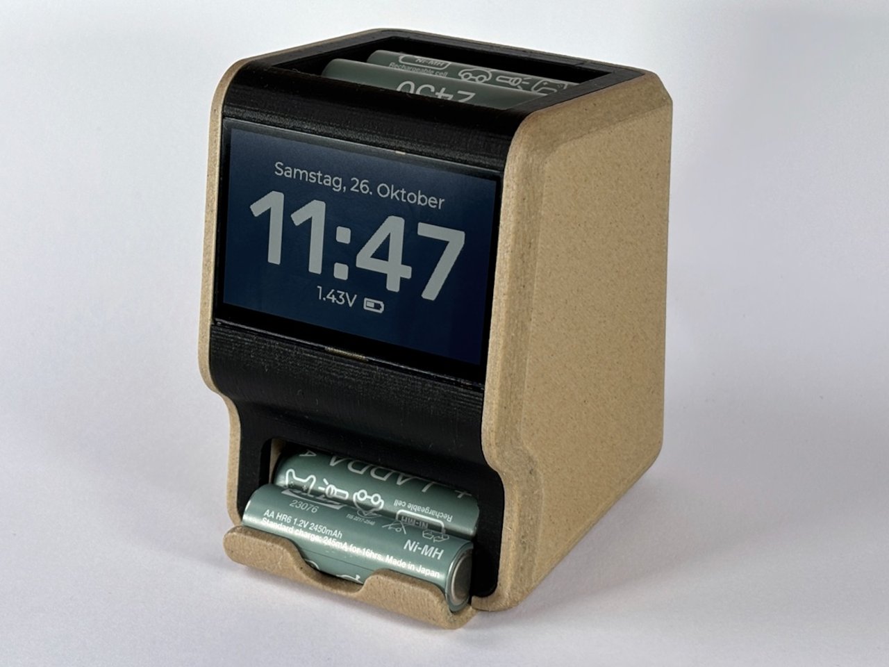 SPINC: A 3D Printed Desk Clock That Charges and Dispenses AA Batteries